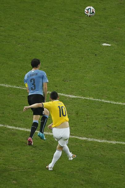 La sequenza del primo gol di James Rodriguez: formidabile sinistro da fuori area. Afp